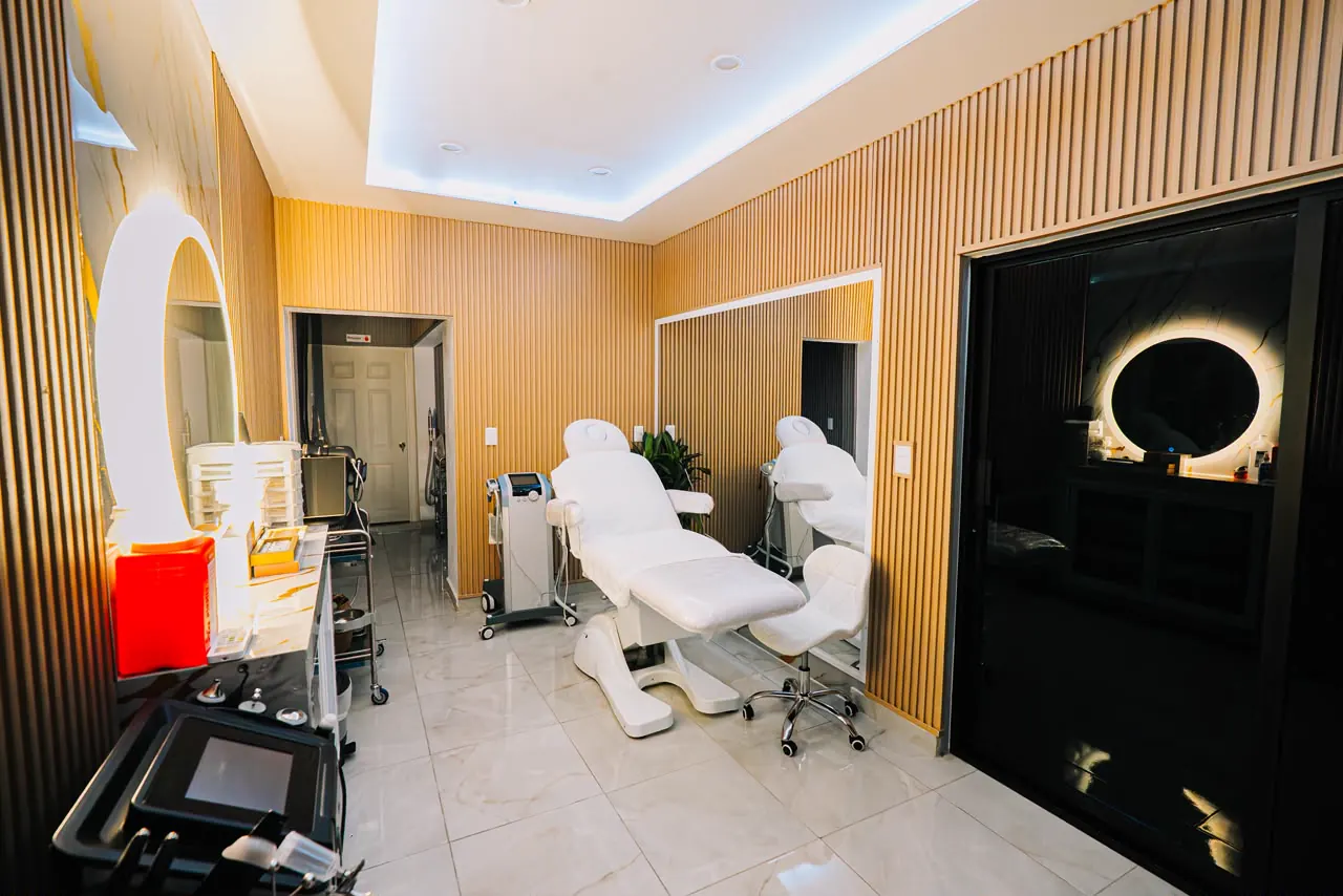 Cabina de spa con luz cálida y ambiente relajante