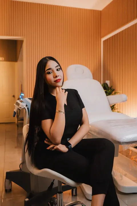 Estefanía López, Cosmiatra